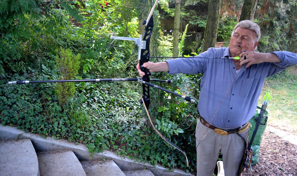 Ein Leben für den Bogensport Der Sport lässt den Sternenfelser nicht los: Tilo Pürmayr trainiert bis heute sogar im eigenen Garten. Fotos: Stahlfeld