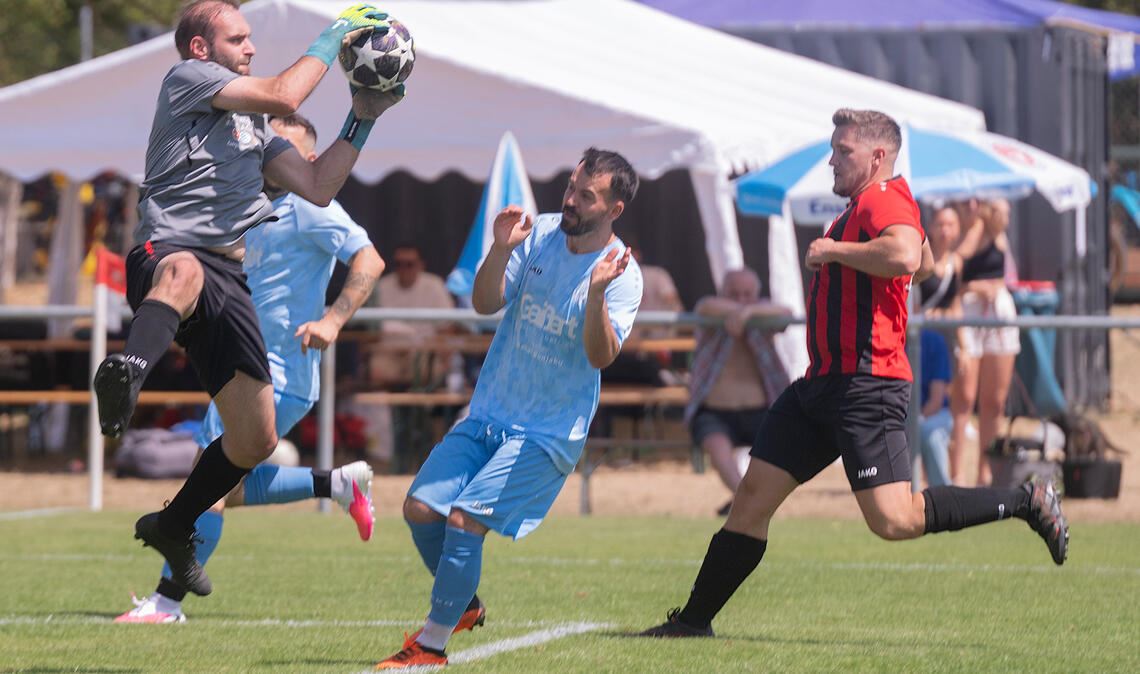 Der Sportfreunde-Torwart ist im Spiel gegen die Fvgg. 08 Mühlacker (blaue Trikots) gleich mehrfach gefordert. Am Ende unterliegen die Sportfreunde 1:3. Fotos: Fotomoment