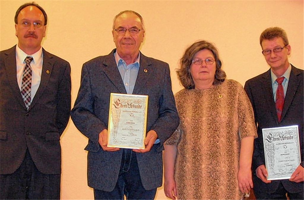 Der Sportfreunde-Vorsitzende Hansjürgen Bürk (li.) zeichnet Ludwig Knapp, Angelika Fegert und Harald Schwab für langjährige Mitgliedschaft und Verdienste um den Verein aus. Foto: privat