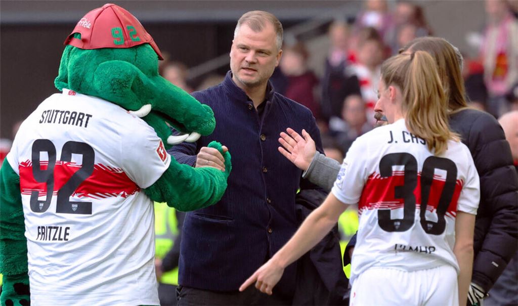 Der Sportvorstand Fabian Wohlgemuth fühlt sich dem VfB Stuttgart und seinem Maskottchen Fritzle verbunden.