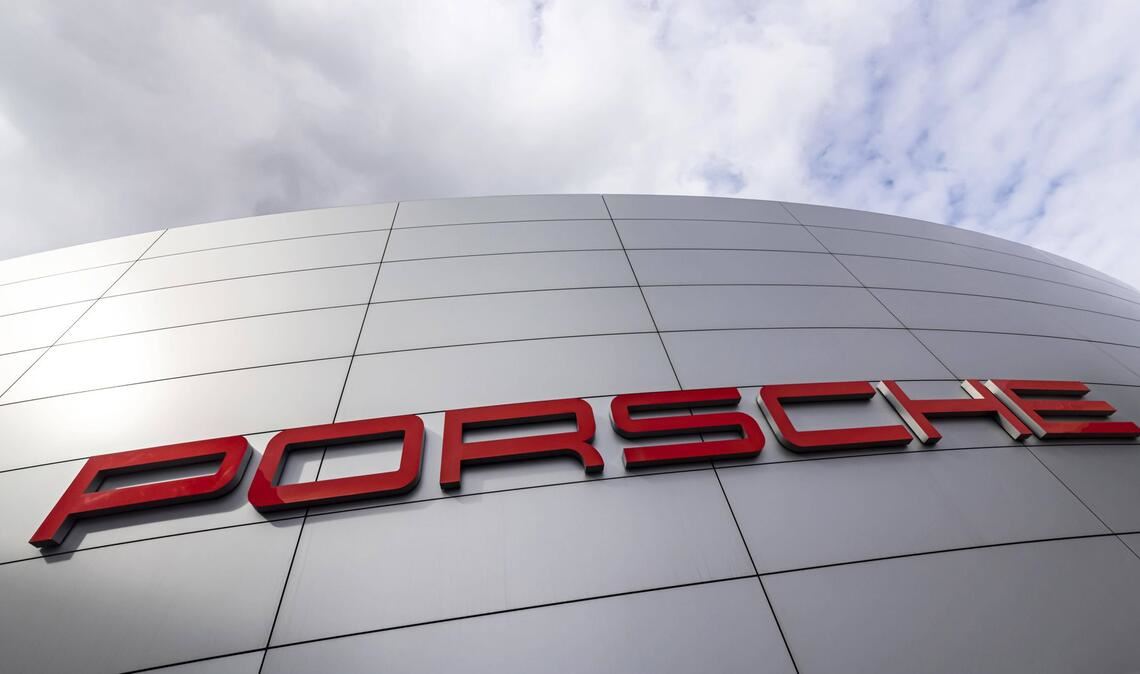 Der Sportwagenhersteller Porsche steigt aus dem Dax ab (Archivfoto).