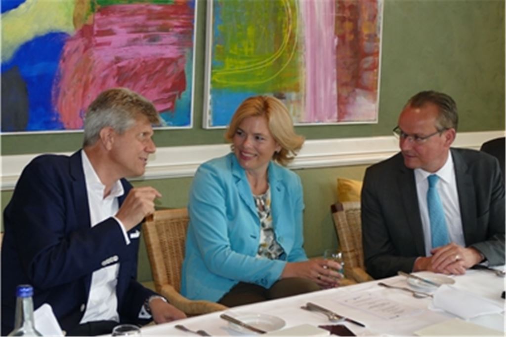 Der Sprecher des Wirtschaftsrates, Georg Wellendorff (li.) und der Abgeordnete Gunther Krichbaum im Gespräch mit Klöckner. Peche