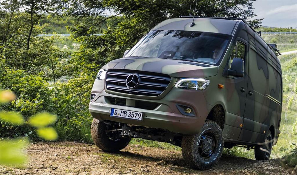 Der Sprinter von Mercedes-Benz steht vor seiner Eurosatory-Premiere. Und er ist damit nicht allein.