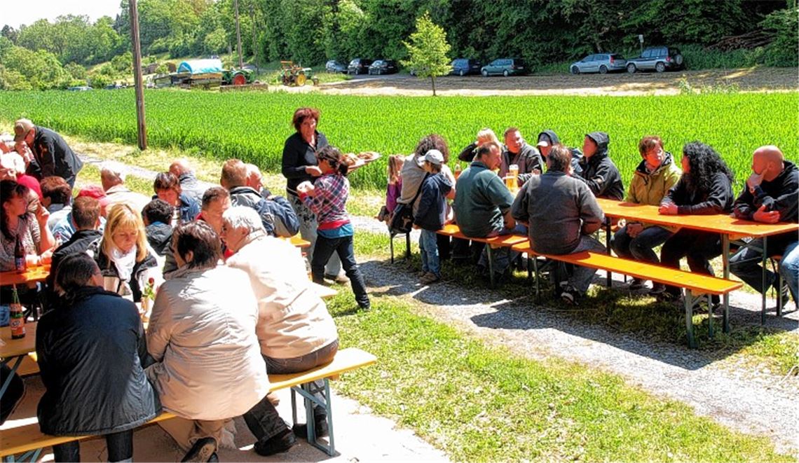 Der Spuk ist vorbei: Bei strahlendem Sonnenschein genießen die Gäste die Hocketse der Kleintierzüchter.