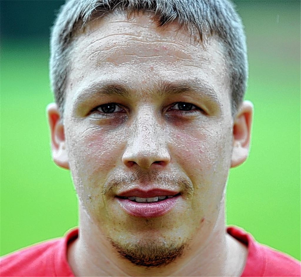 Der Stadtpokal ist immer noch reizvoll, aber noch genauso reizvoll wie früher? Auf jeden Fall ist er noch immer heiß umkämpft. In dieser Szene hechtet Ötisheims Schlussmann Tom Vogt nach dem Ball.  Foto: Fotomoment