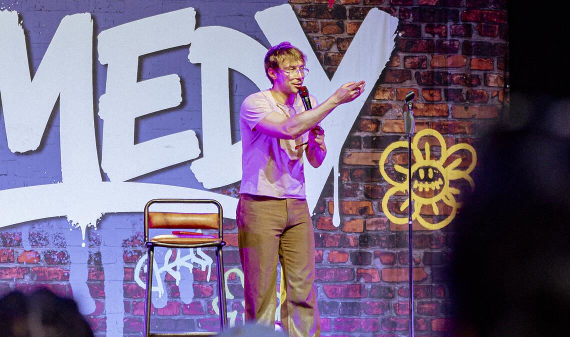 Der Stand-up-Comedian Joni Zwick hat viele Fans gewonnen – live auf der Bühne und im Fernsehen. Foto: Ramiro Simon