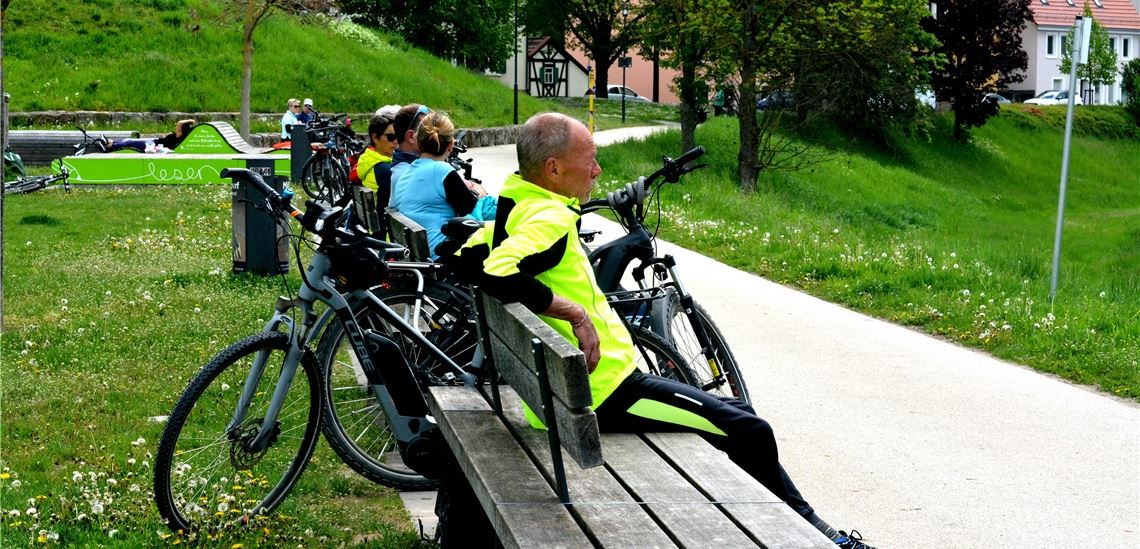 Der Start in den Vatertag fällt noch sonnig aus und lockt ins Freie. Viele Radler legen in den Enzgärten in Mühlacker eine Pause ein. Fotos: Stahlfeld