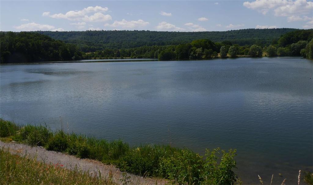 Der Stausee Ehmetsklinge liegt in unmittelbarer Nähe des Naturparkzentrums. Foto: Lechner