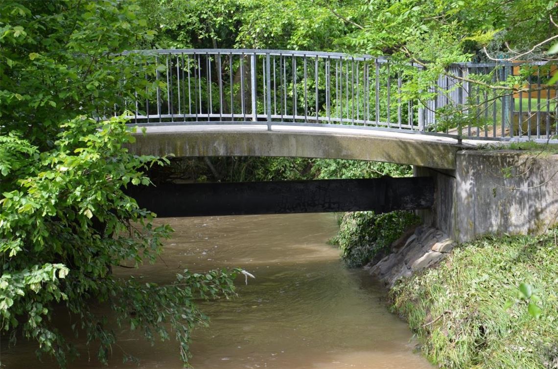 Gemeinde darf Hindernis unter die Erde verlegen Der Steg mit darunter verlaufendem Abwasserrohr. An dieser Konstellation soll sich bald Entscheidendes ändern. Foto: privat