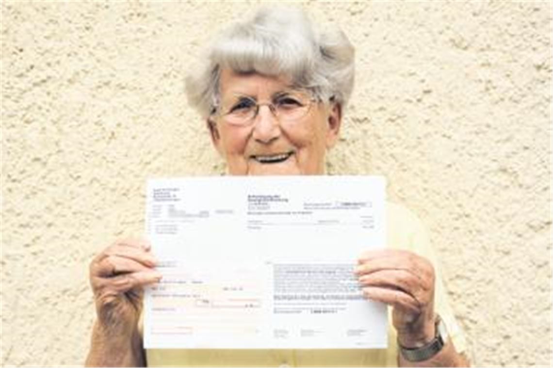 Der Stein des Anstoßes: Emma Mühleisen mit dem Schreiben der Stadt, das ihr einen gehörigen Schrecken eingejagt hat. Foto: Franz