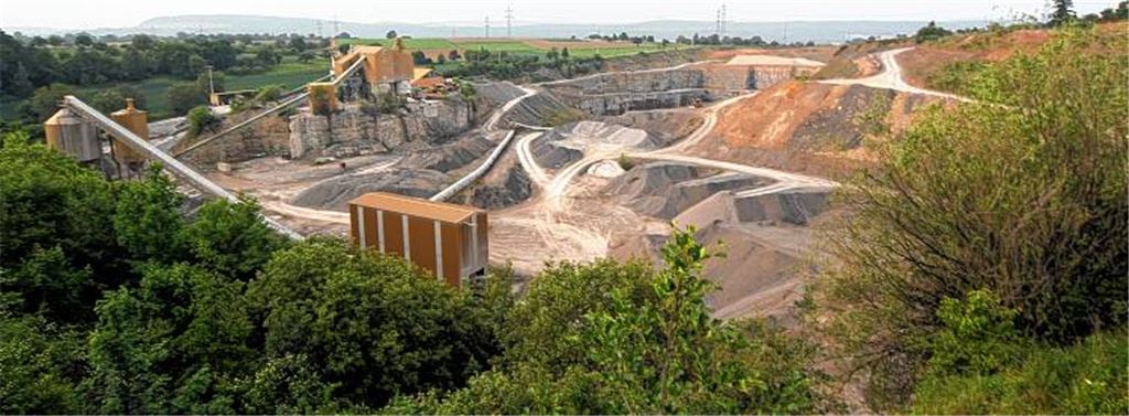 Der Steinbruch Enzberg reicht jetzt schon recht nah an die Wohnbebauung heran. Eine Erweiterung lehnen Bürger kategorisch ab. Foto: Kollros