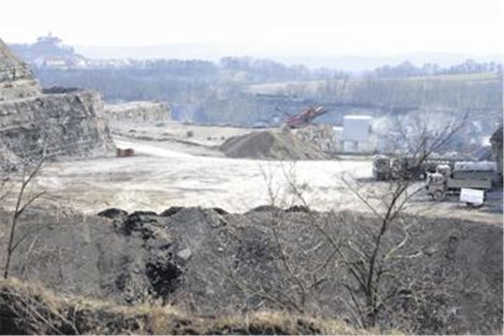Der Steinbruch an der B10 bei Illingen soll nach dem Willen der Firma Sämann mit Erd- und Gesteinsmassen aufgefüllt werden, die beim Bau von Stuttgart 21 anfallen. Foto: Fotomoment