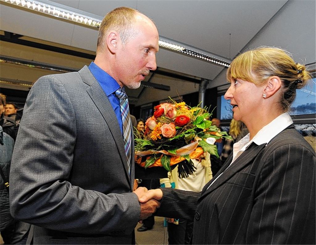 Der Stellvertreter Sigrid Hornauers, Klaus Riekert, gratuliert der Bürgermeisterin zu ihrer Wiederwahl im März 2014.