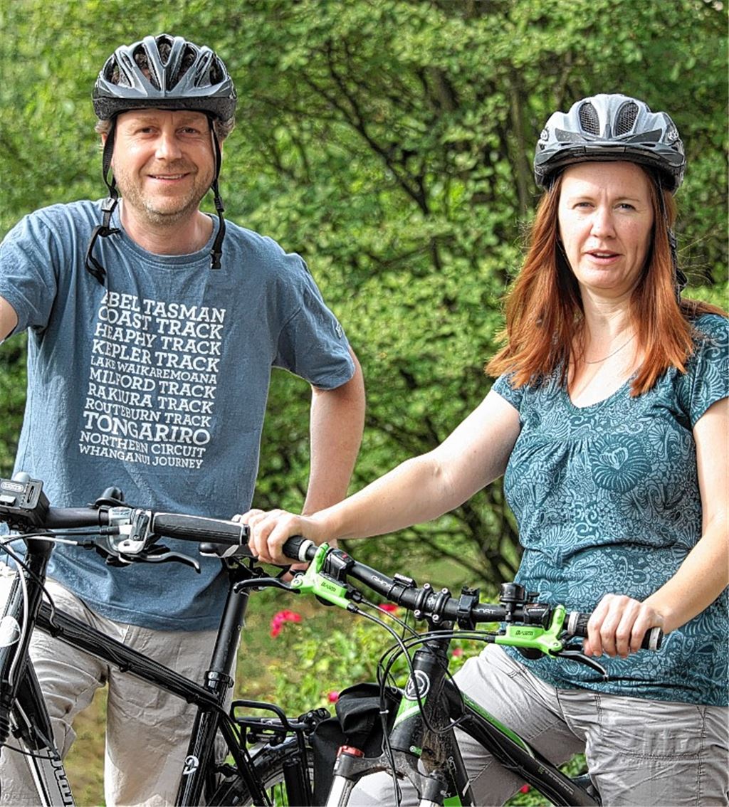 Der Sternenfelser Ideengeber Bernd Pelz und Gemeindemitarbeiterin Bettina Patzschke-Wiechert von der Touristikagentur sehen gute Chancen für den neuen Radweg.