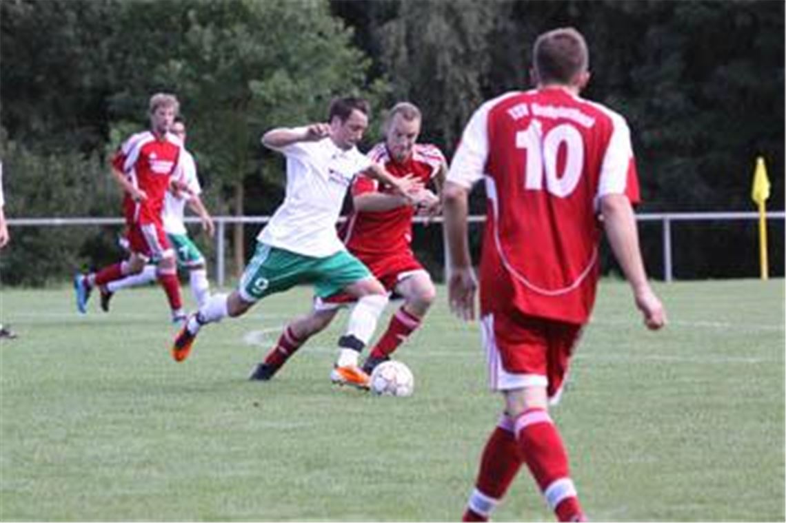 Der Sternenfelser Oliver Christian (in Grün-Weiß) sorgt mit seinen Dribblings für einigen Wirbel in der Hintermannschaft des TSV Großglattbach. Foto: Eigner