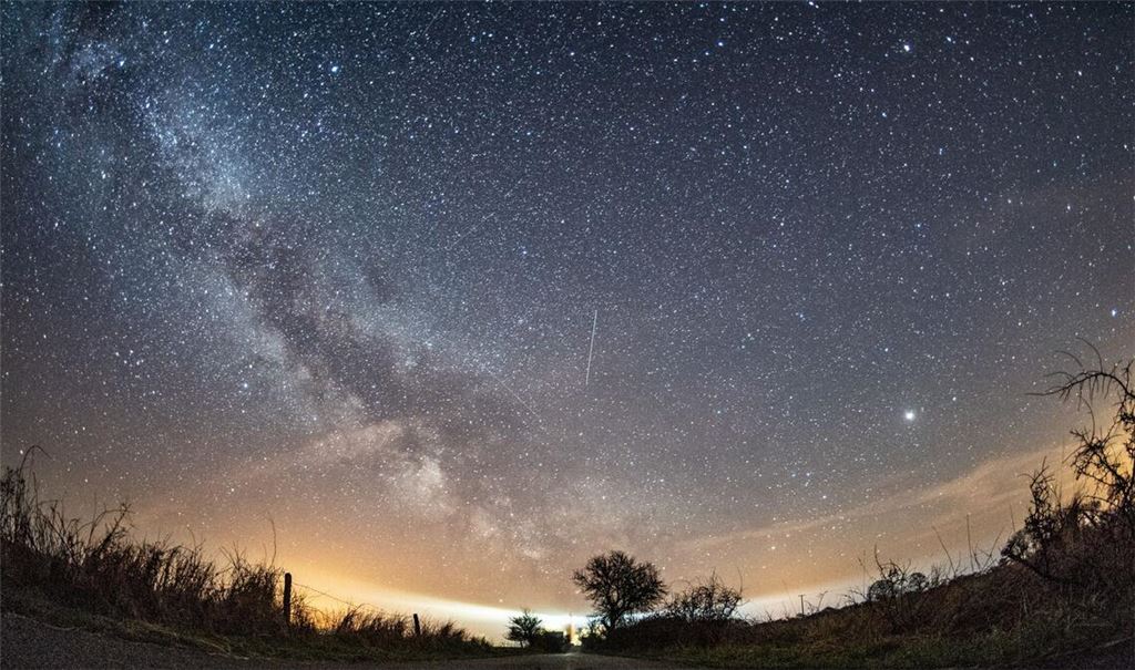 Der Sternschnuppenschwarm der Lyriden war bei sternenklarer Nacht unterwegs (Symbolbild).