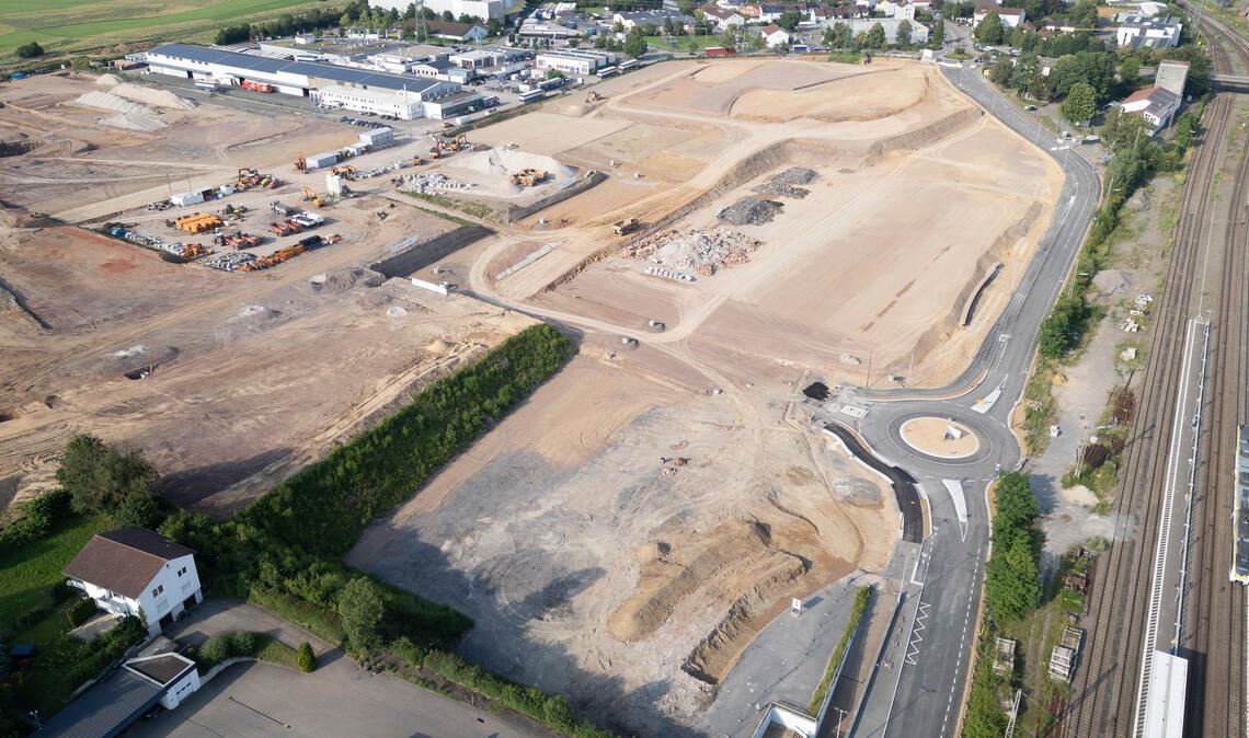 Der Straßenbelag ist neu, genauso wie der Kreisel, der als Hauptzufahrt zum Baugebiet „Ziegelhöhe“ dienen soll. Fotos: Fotomoment/Steigleder (2)