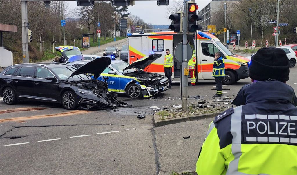Der Streifenwagen und der Skoda werden jeweils stark demoliert. Foto: Myroshnichenko