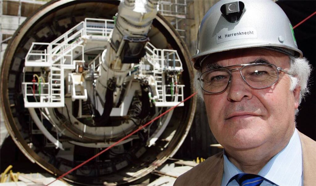 Der Streit um entfernte Blumenkübel zwischen der Gemeinde Schwanau und Unternehmer Martin Herrenknecht wird immer kurioser (Archivfoto).