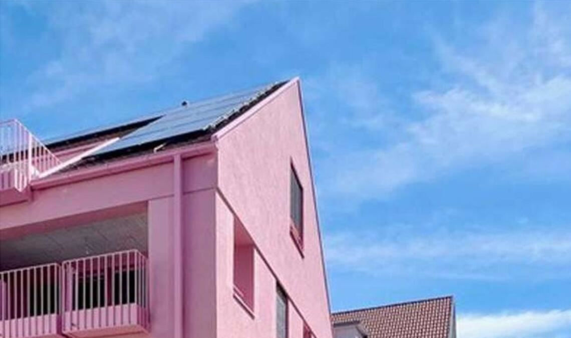 Der Stuttgarter Architekt Michael Meyer ist mit dem flamingofarbenen Baugruppen-Haus in Metzingen im Rennen um den DAM-Preis 2027.