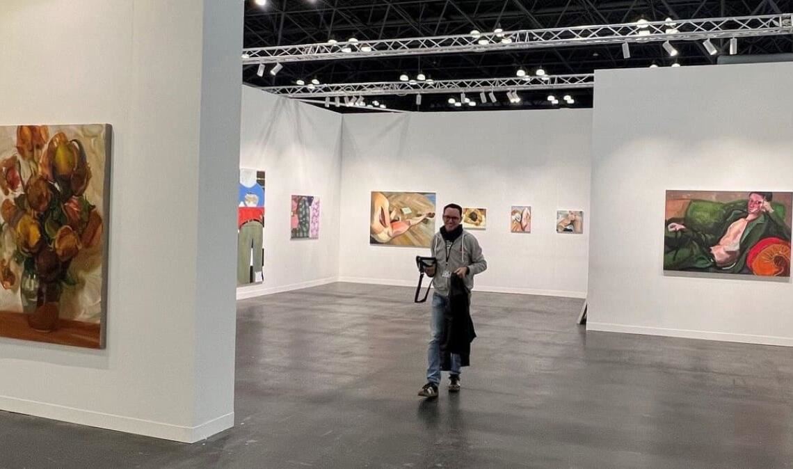 Der Stuttgarter Galerist Thomas Fuchs beim Aufbau des Standes der Galerie Thomas Fuchs für die Armory Show in New York - mit Werken von Rainer Fetting, Logan T. Sibrel, Carlo Krone und Yongchul Kim (von rechts nach links)