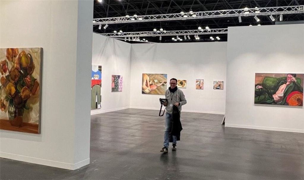 Der Stuttgarter Galerist Thomas Fuchs beim Aufbau des Standes der Galerie Thomas Fuchs für die Armory Show in New York - mit Werken von Rainer Fetting, Logan T. Sibrel, Carlo Krone und Yongchul Kim (von rechts nach links)