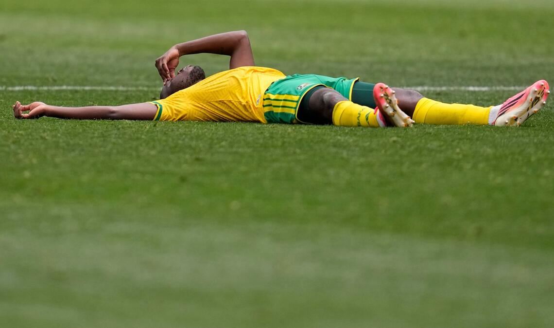 Der Südafrikaner Aubrey Modiba liegt nach dem Spiel auf dem Rasen