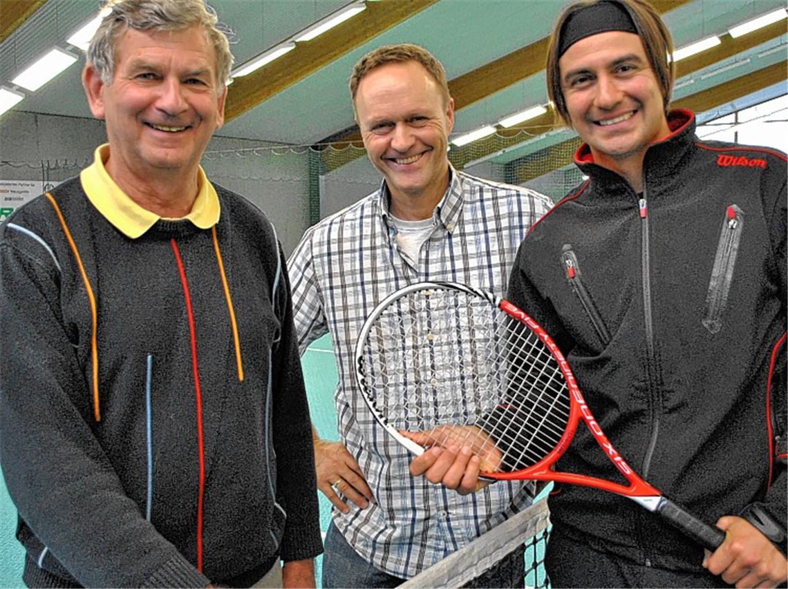 Der TFL-Vorsitzende Hans-Joachim Koschlig und Sportwart Carl Bode (v.li.) holen mit Erick Silva einen Ex-Profi nach Lienzingen. Foto: Stahlfeld