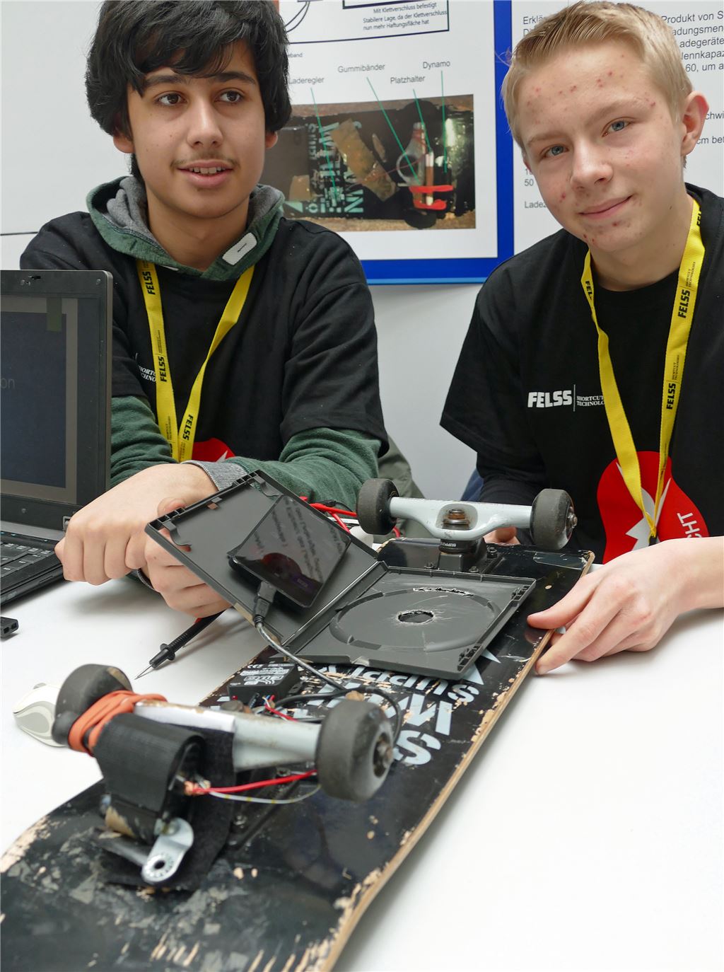 Der THG-Schüler Jonas Moosavi (14) aus Mühlacker und sein Tüftler-Freund Tobias Kühner (14) aus Königsbach. Foto: Roth