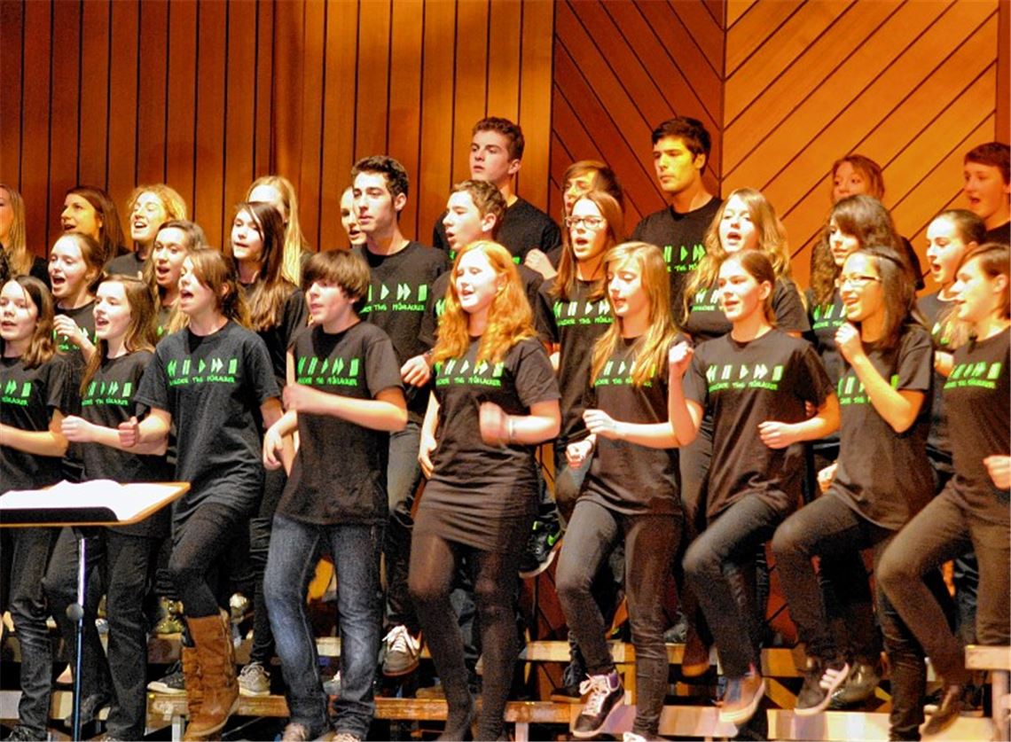 Der THG-Schulchor begeistert das Publikum im Mühlehof mit einer schwungvollen Darbietung. Bläser-Rock präsentieren die Schüler der Schillerschule.