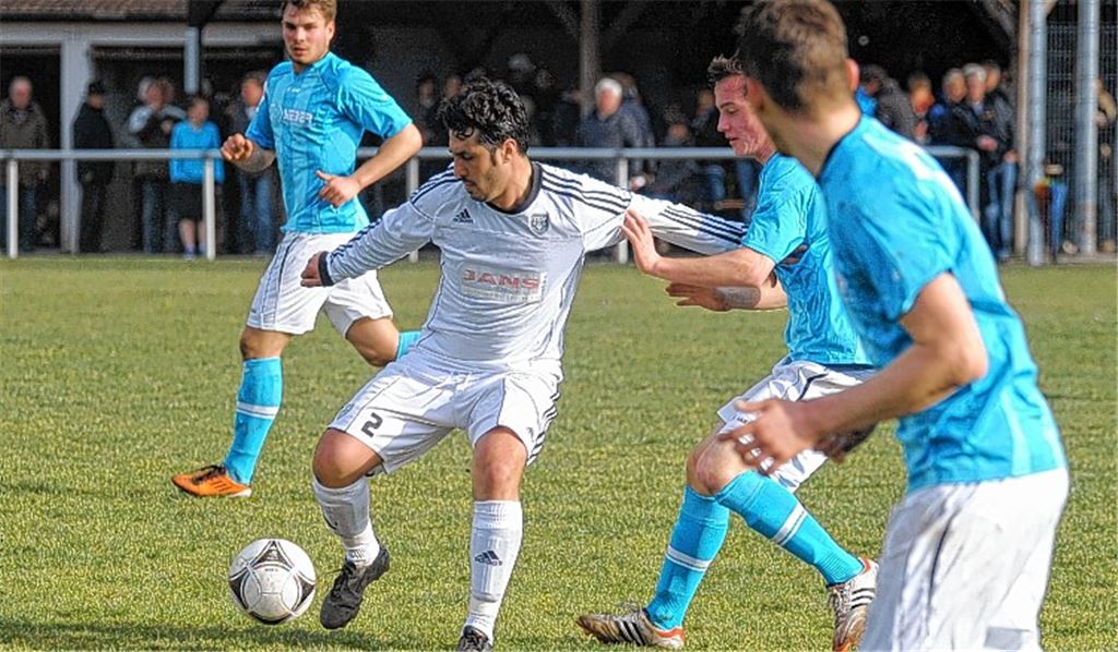 Der TSV 1899 Benningen (weiße Trikots) stemmt sich der drohenden Niederlage mit aller Kraft entgegen, doch am Ende hat das junge Lomersheimer Team die Nase vorn. 