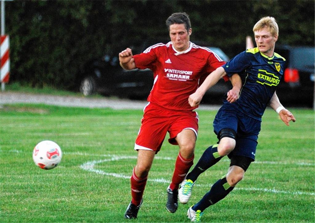 Der TSV Großglattbach (in Rot) bietet seinen Fans ein sehenswertes Pokalspiel, doch die Lomersheimer Gäste jubeln nach 90 Minuten über einen klaren 5:1-Erfolg. 