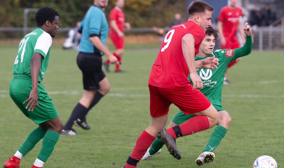 TSV Großglattbach verliert das Spiel der Aufsteiger Der TSV Großglattbach (in Rot) unterliegt dem Mit-Aufsteiger.