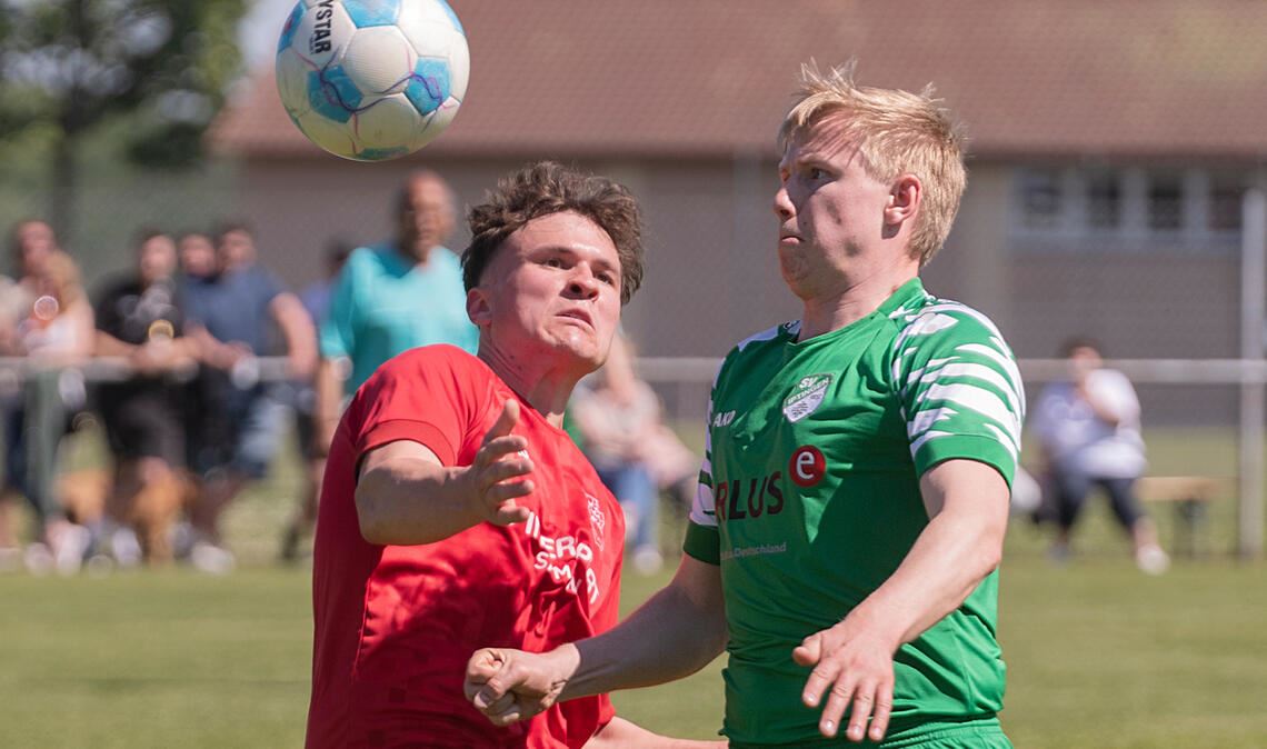 Der TSV Großglattbach (in Rot) will am Sonntag Meister werden, der SV Iptingen hat drei Punkte bereits sicher und will den Relegationsplatz behalten. 