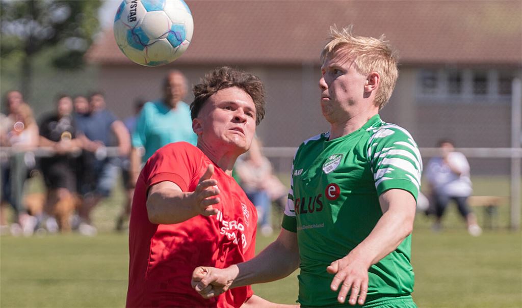 Der TSV Großglattbach (in Rot) will am Sonntag Meister werden, der SV Iptingen hat drei Punkte bereits sicher und will den Relegationsplatz behalten. 