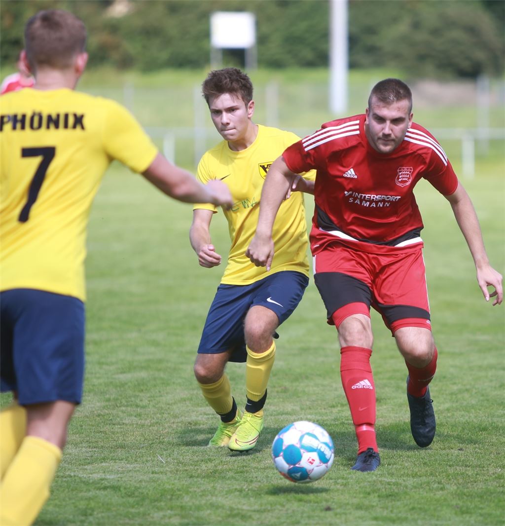 Der TSV Großglattbach (rechts Axel Weidner) setzt sich gegen den TSV Phönix Lomersheim II durch. Foto: Huber