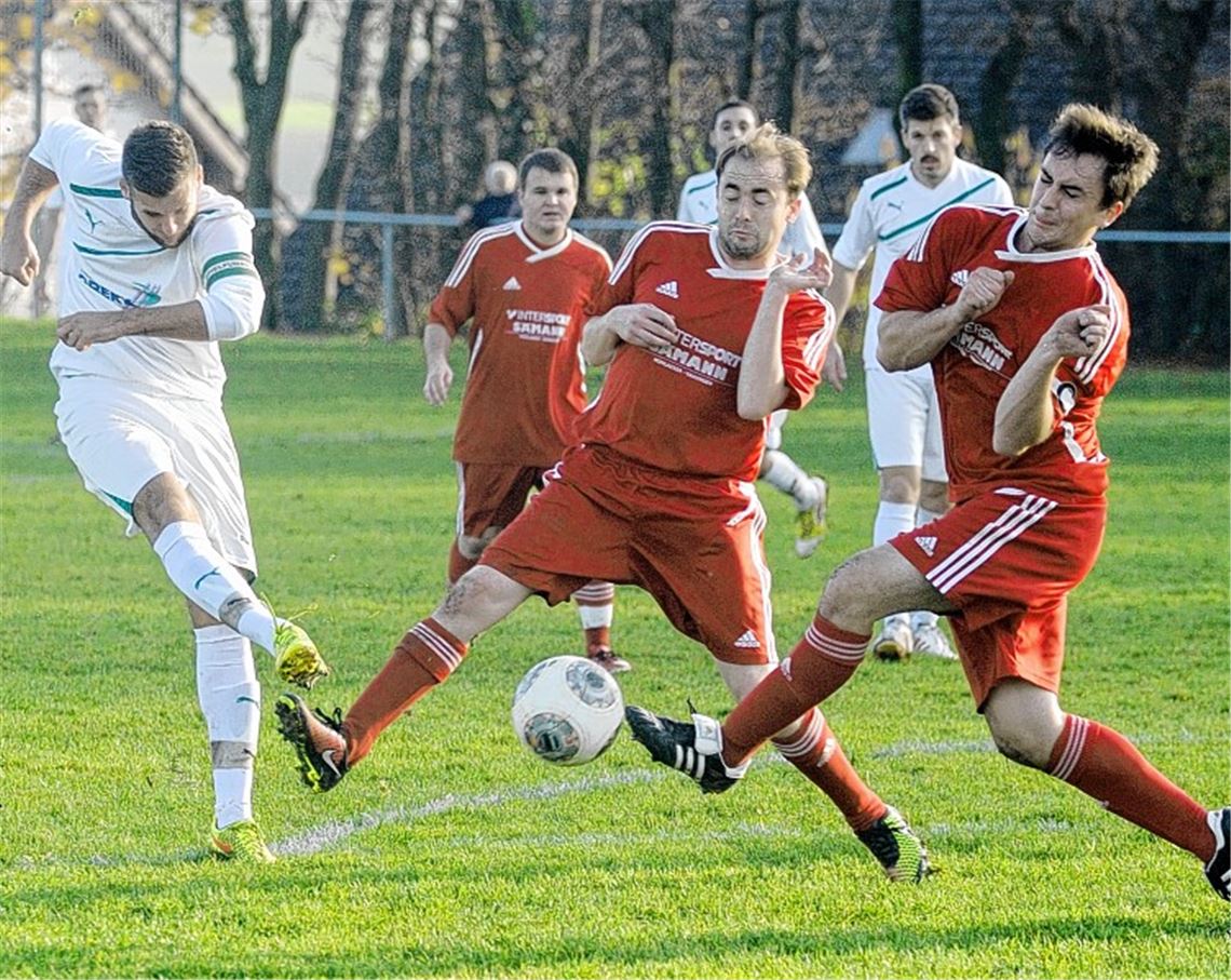 Der TSV Großglattbach (rote Trikots) bäumt sich am Ende vergeblich gegen den SV Sternenfels auf, der auswärts drei Punkte entführt. 