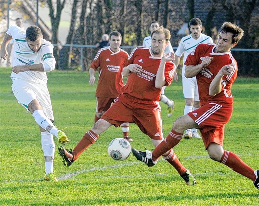 Der TSV Großglattbach (rote Trikots) bäumt sich am Ende vergeblich gegen den SV Sternenfels auf, der auswärts drei Punkte entführt. 