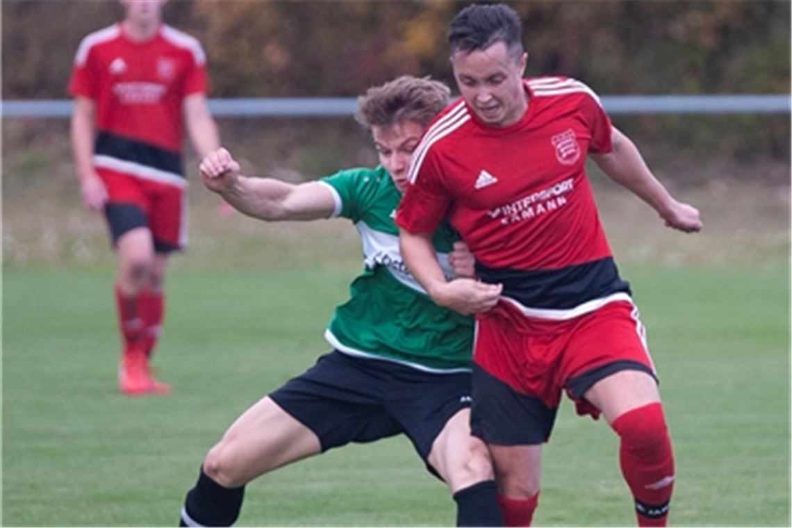 Der TSV Großglattbach (rote Trikots) erkämpft sich gegen Sternenfels den Sieg. Foto: vh