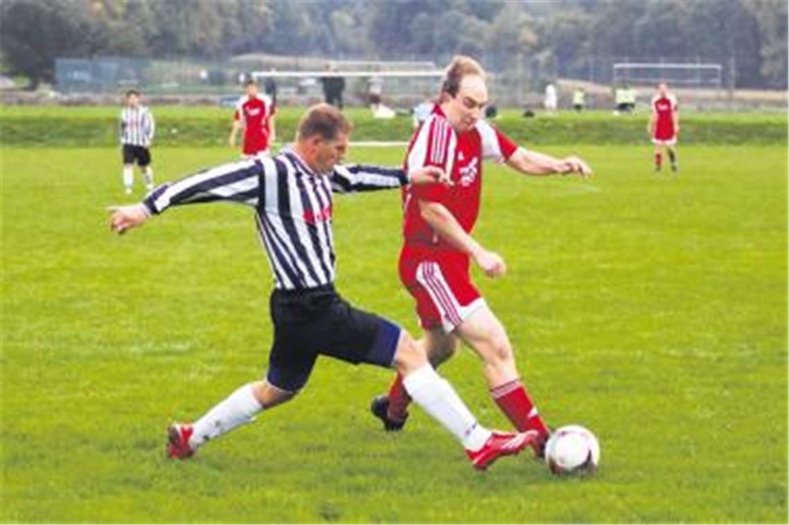 Der TSV Großglattbach (rote Trikots) gibt in Enzweihingen eine 1:0-Führung aus der Hand und muss am Ende eine bittere 1:2-Niederlage verschmerzen. Foto: Simecek