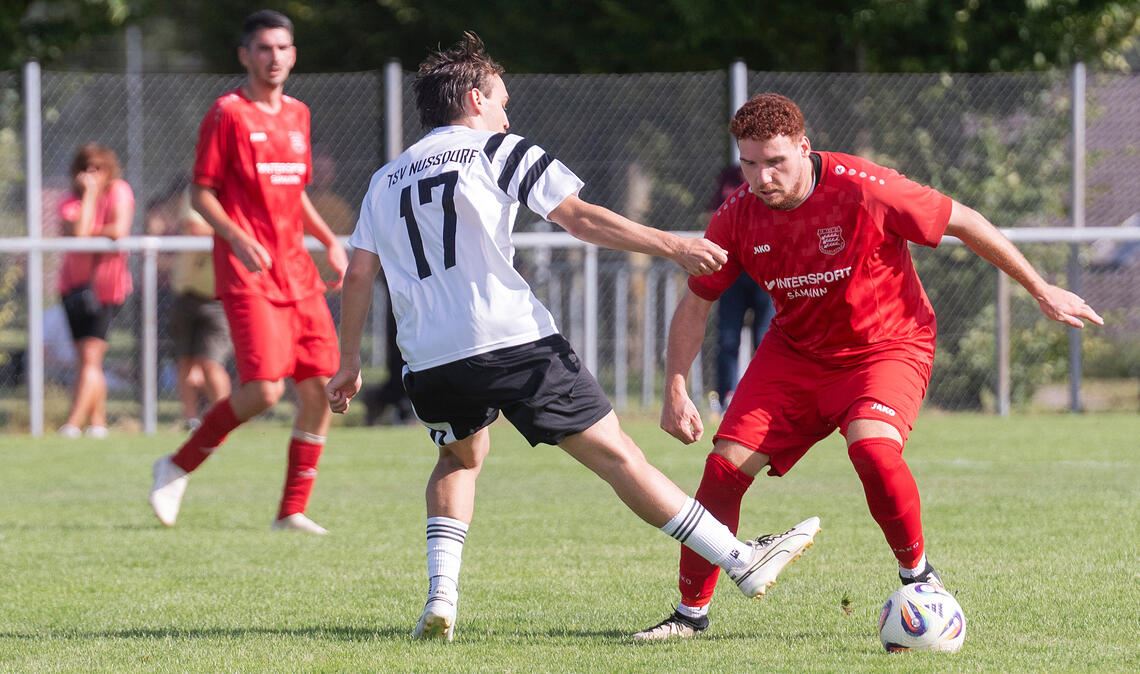 Der TSV Großglattbach (roter Dress) enttäuscht als Aufsteiger nicht. Foto: Fotomoment