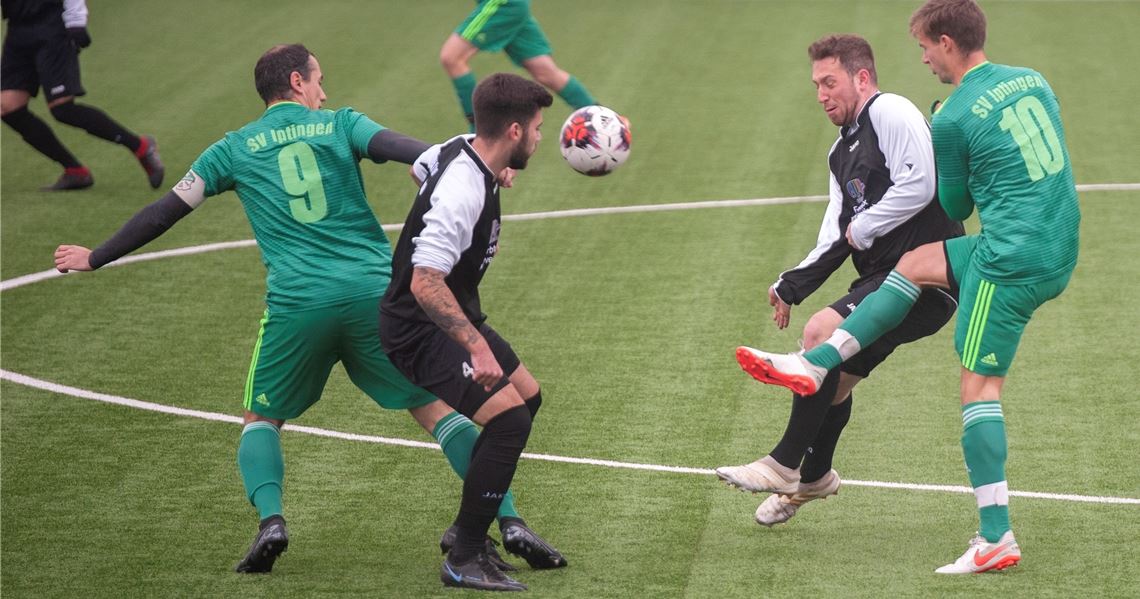 Der TSV Häfnerhaslach bremst Gastgeber SV Iptingen (in Grün) nicht nur hier erfolgreich aus, sondern nimmt am Ende auch die drei Punkte mit. Foto: Fotomoment
