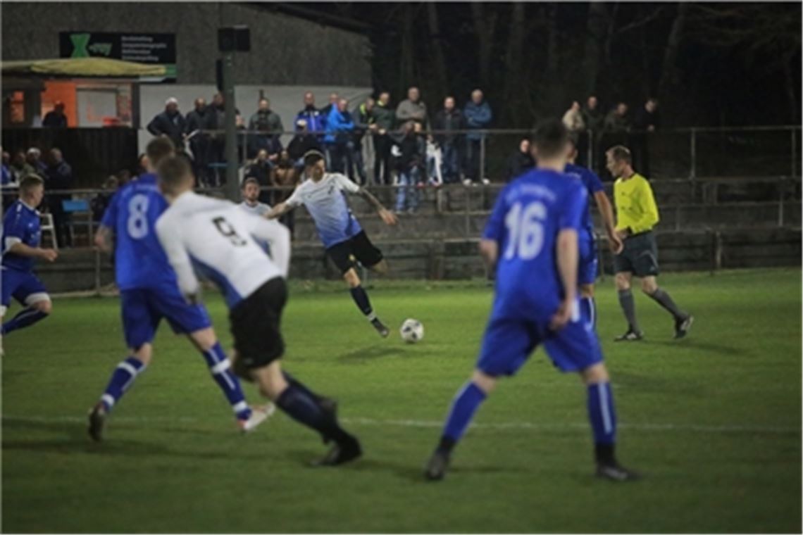 Häfnerhaslach zerlegt den SVI Der TSV Häfnerhaslach (schwarze Hosen) macht gegen den SV Illingen das Spiel – und insgesamt auch vier Tore. Foto: Huber