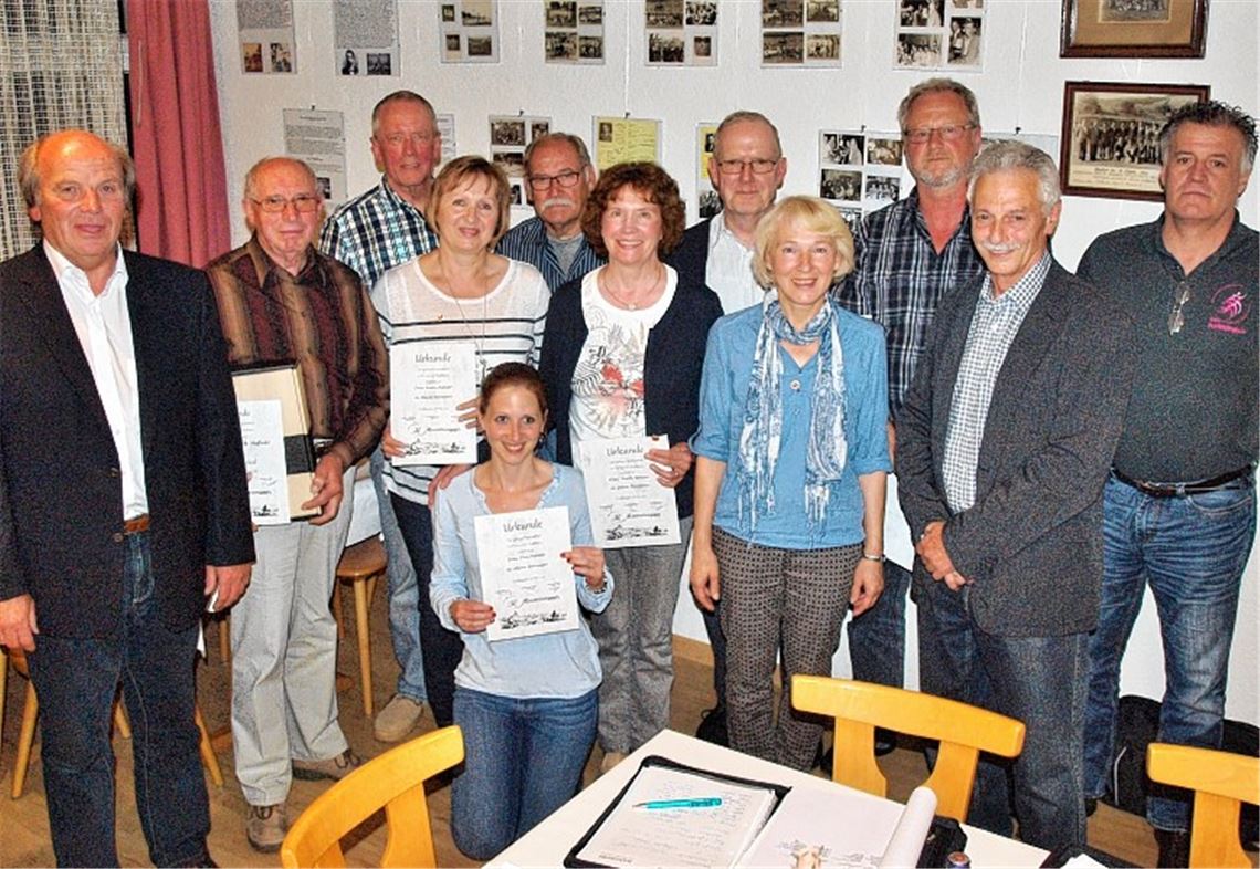 Der TSV Knittlingen (li. Vorsitzender Jürgen Mössner) ehrt seine Jubilare.