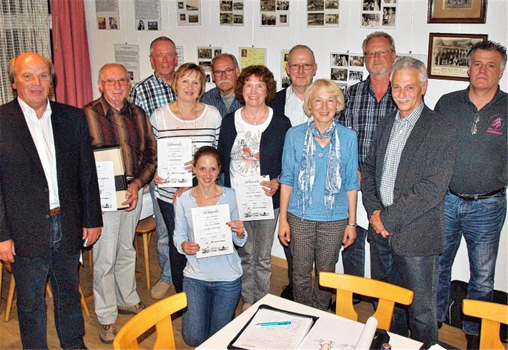 Der TSV Knittlingen (li. Vorsitzender Jürgen Mössner) ehrt seine Jubilare.