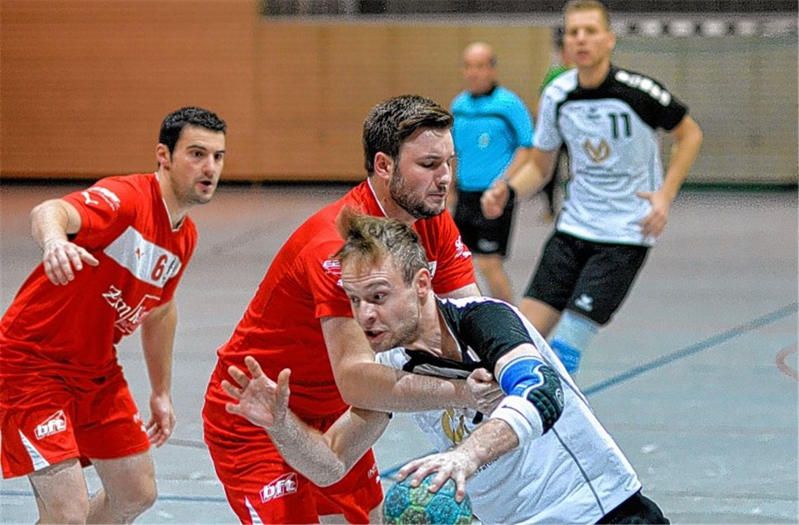 Der TSV Knittlingen (rote Trikots) hat die SG PSV Pforzheim/TSV Wiernsheim im Griff. 