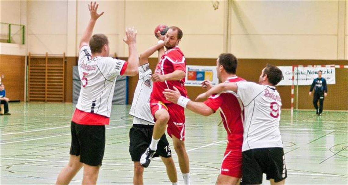 Der TSV Knittlingen (rote Trikots) kommt gegen die starken Gäste aus Pforzheim kaum durch. Die Mannschaft von Trainer Heiko Mössner verliert bei ihrem Heimdebüt mit 31:42. 