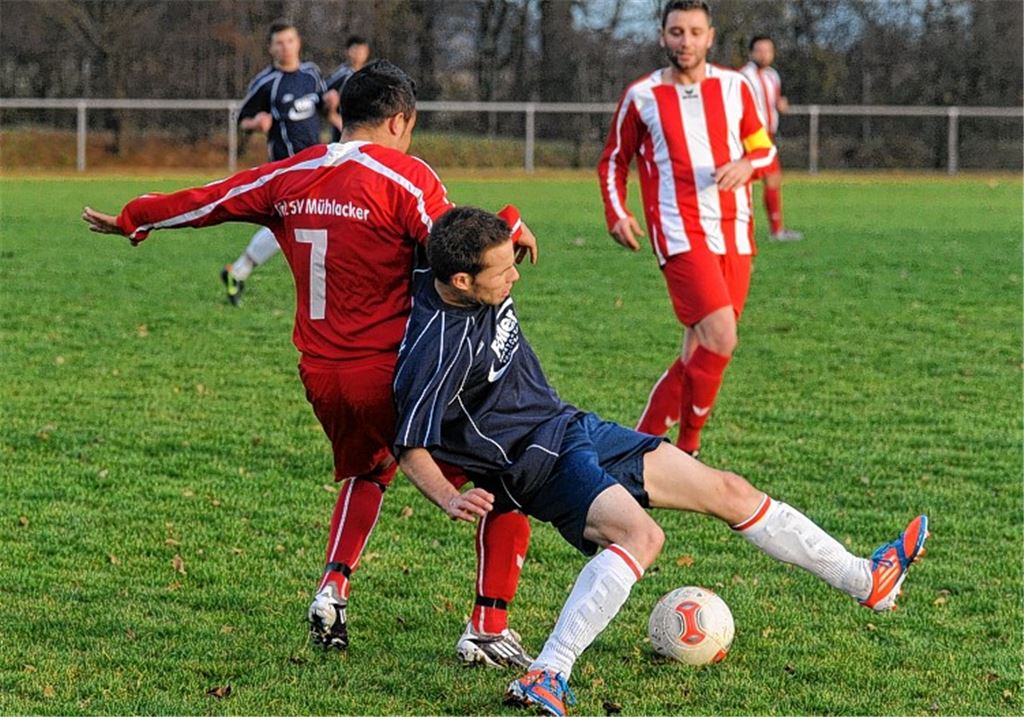 Der TSV Maulbronn (blaue Trikots) hat in einer unspektakulären Partie gegen den Türkischen SV Mühlacker das Glück auf seiner Seite. Das Team kann sich über einen Dreier freuen. 