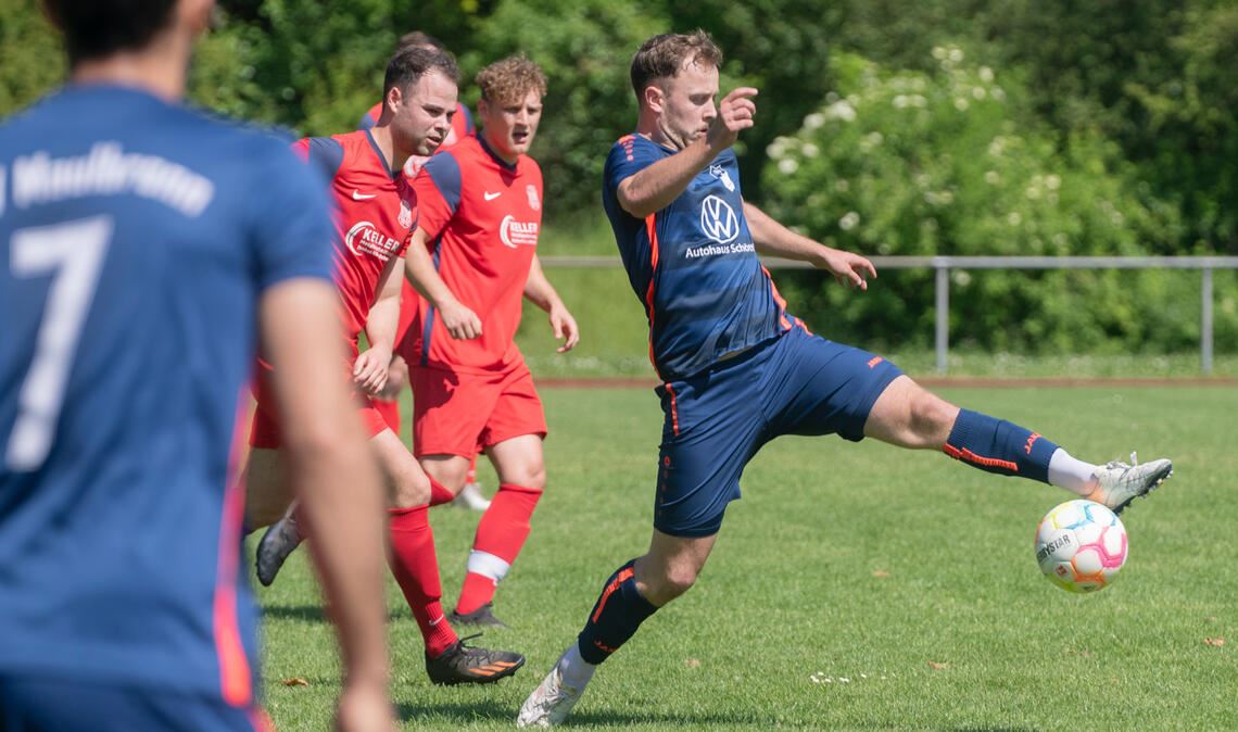 Der TSV Maulbronn (blaue Trikots) ist am letzten Spieltag im Fußballkreis Pforzheim auf dem Sprung zur Meisterschaft. Foto: Archiv