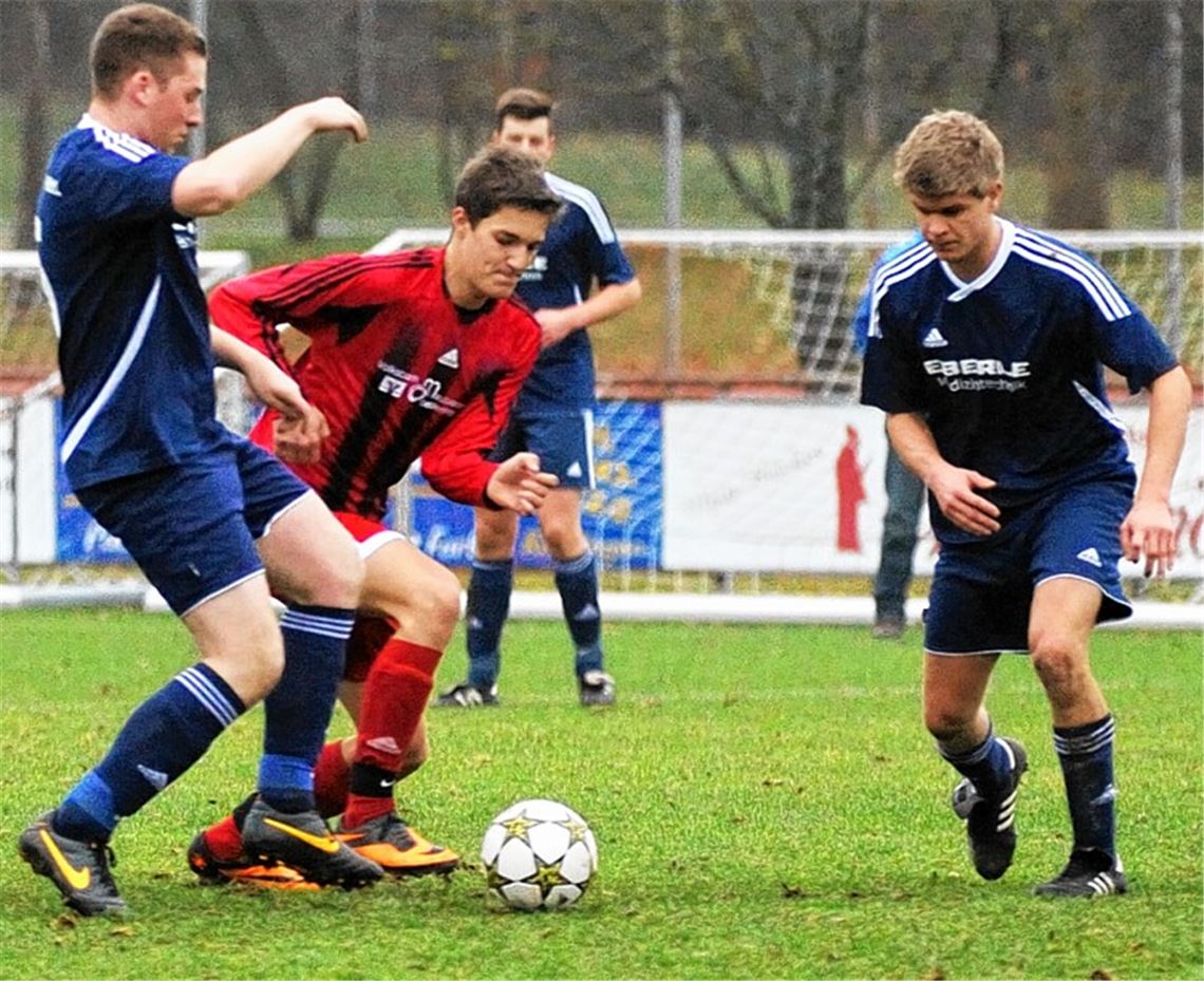 Der TSV Maulbronn (in Rot) rückt durch den gestrigen Arbeitssieg gegen den TSV Wurmberg-Neubärental II etwas von den Abstiegsplätzen fort. Foto: Fotomoment